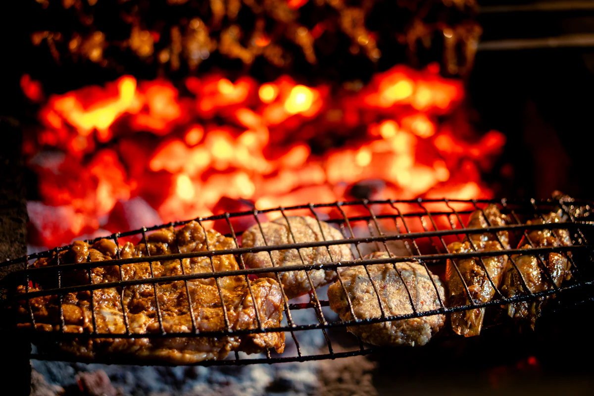 Carnes assando sobre carvão em brasa