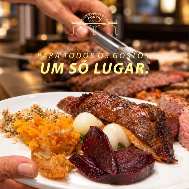 Prato com churrasco, farofa, purê e beterraba
